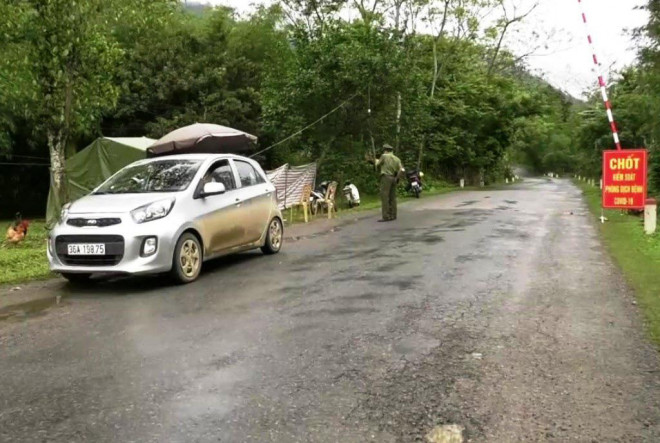 Khu vực chốt chặn nơi phát hiện chiếc xe ô tô chở 4 người rời nơi cách ly đi dự sinh nhật
