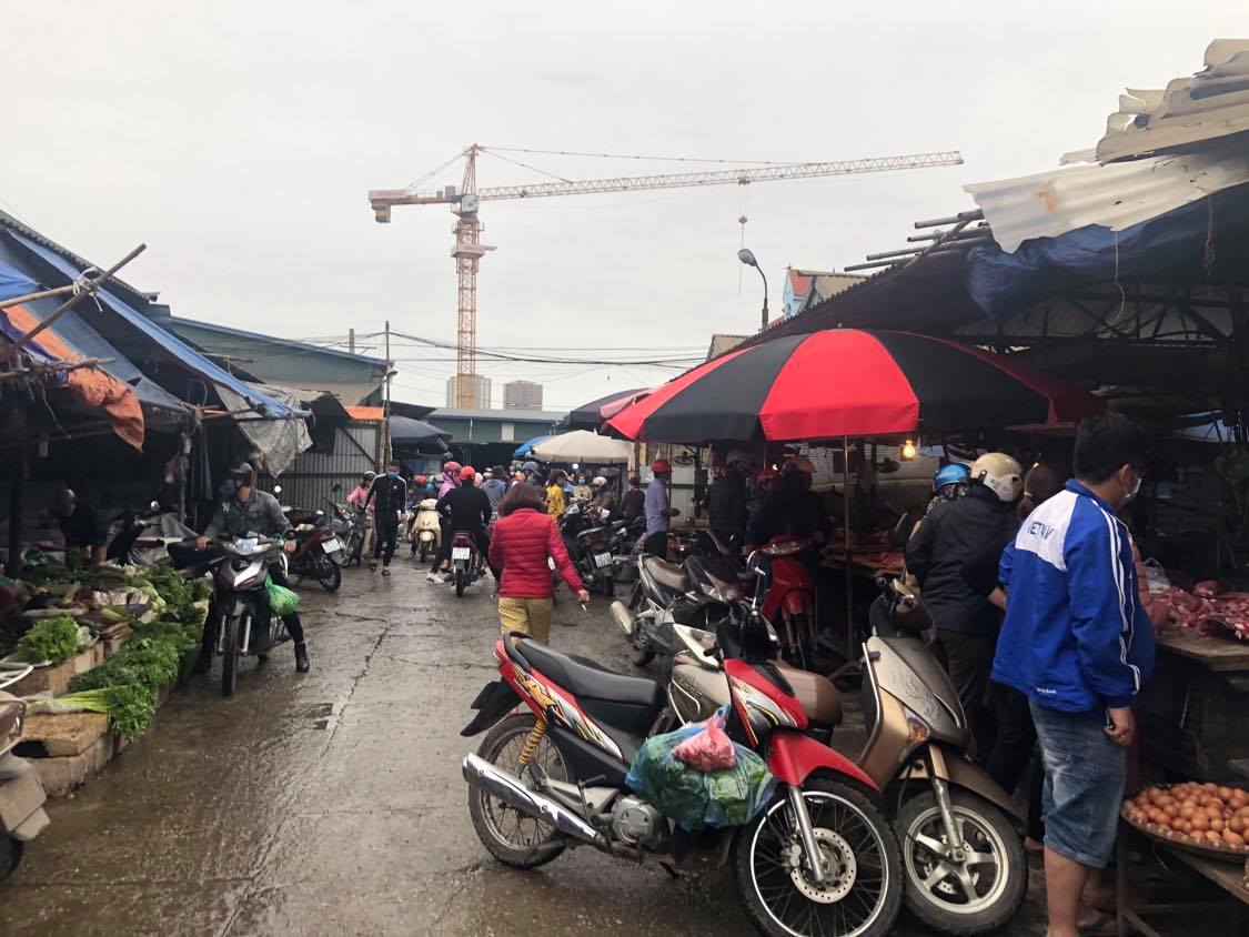 Người dân đi chợ đông sẽ khiến việc kiểm soát của lực lượng chức năng gặp khó khăn.