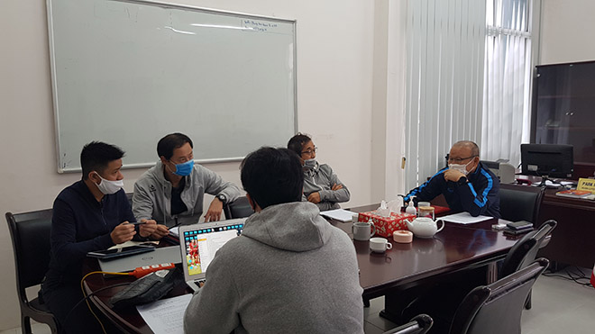 HLV Park Hang Seo cùng các trợ lý họp bàn chiến thuật mới cho ĐT Việt Nam.