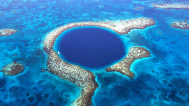 Hố chìm Great Blue, Belize: Với chiều rộng 300m và sâu 125m, hố tử thần ngập nước khổng lồ là một phần của rạn san hô Belize Barrier.
