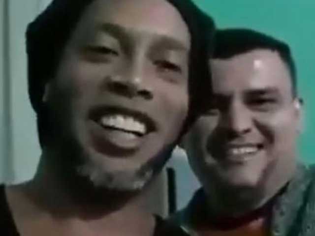 Ronaldinho trong đoạn video với bạn tù