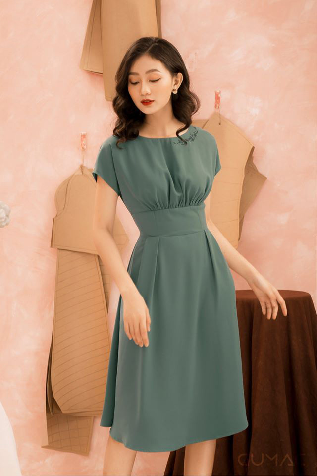 Đầm thêu eo nhún ngực GUMAC có kiểu dáng hết sức nhã nhặn, tôn dáng tuyệt đối với phần eo được nhấn nhá, tạo cảm giác vòng 2 thon gọn. Vòng 1 cũng được cải thiện hơn nhờ kỹ thuật nhún ngực. Màu xanh mang lại sự nhẹ nhàng, lịch sự vừa đủ. Sản phẩm đang giảm tận 54% chỉ còn 229K trên Shopee.