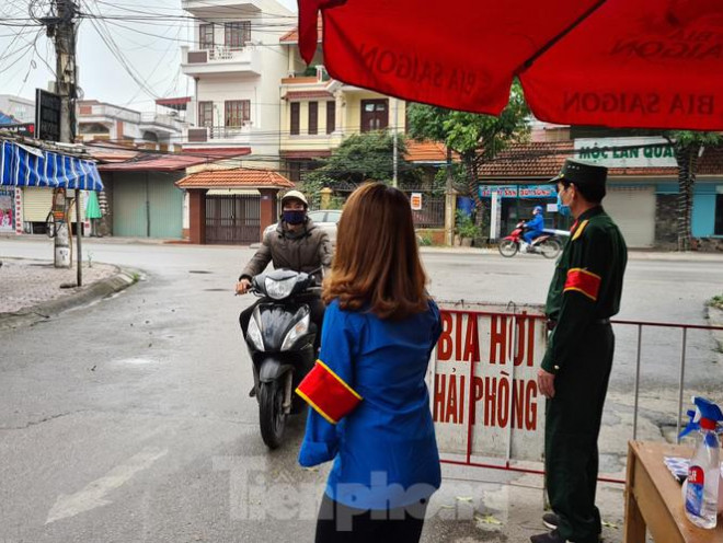 Cô gái khuyết tật một tay xung phong tham gia chốt chặn dịch COVID-19 - 2