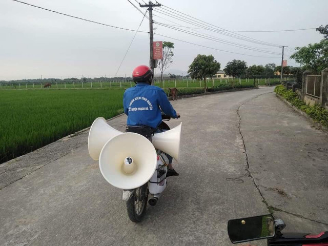 Bạn trẻ - Cuộc sống - Thanh niên tình nguyện "cõng loa" đến từng thôn xóm tuyên truyền phòng COVID-19