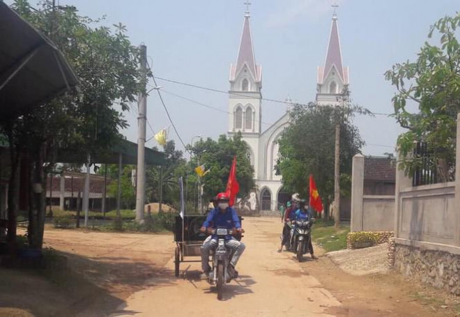 Thanh niên tình nguyện "cõng loa" đến từng thôn xóm tuyên truyền phòng COVID-19 - 4