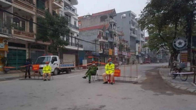 Lực lượng chức năng phong tỏa đường Lê Lợi. Ảnh: N.T.