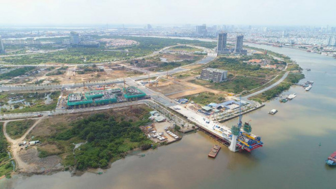 Cầu Thủ Thiêm 2 phía bờ quận 2 đã được thi công vươn ra giữa sông Sài Gòn, chuẩn bị để tháng 9 hợp long