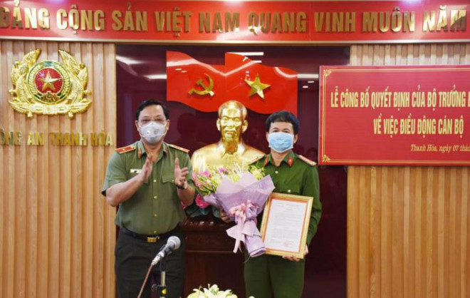 Thiếu tướng Nguyễn Hải Trung (trái) trao quyết định điều động của Bộ trưởng Bộ Công an cho Đại tá Nguyễn Quang Huy. Ảnh: Đ.Hợp