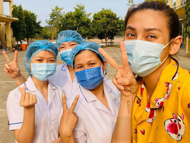 Tin tức trong ngày - Các cô gái mắt đỏ hoe bịn rịn chia tay chiến sĩ khu cách ly, Võ Hoàng Yến nhắn tin cảm ơn