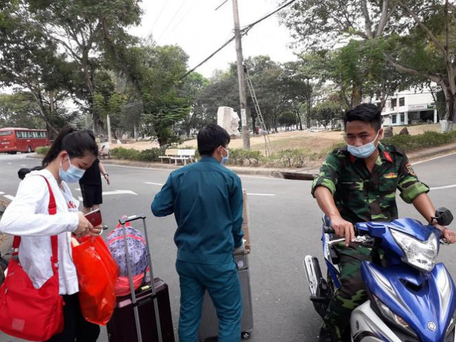 Các bạn trẻ chờ các cán bộ chiến sỹ và nhân viên tình nguyện đến để cảm ơn