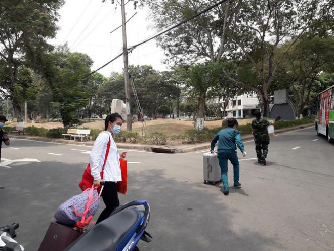 Sau khi gửi lời cảm ơn, các bạn trẻ đã trả qua thời gian 14 ngày lại được các cán bộ chiến sỹ chuyển hành lý và tiễn lên xe buýt đưa về nhà