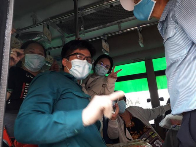 Tình quân - dân luôn khăng khít kể cả trong những hoàn cảnh ngặt nghèo nhất là phải cách ly để tránh lây lan dịch bệnh nguy hiểm cho cộng đồng