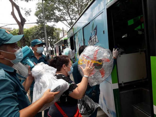 Bà con luôn được phục vụ tận tình, chu đáo kể từ lúc bước vào khu cách ly cho đến khi rời đi và điều này đã làm nhiều người rất xúc động