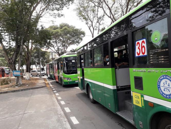 Do người dân quyến luyến chia tay nên nhiều chuyến xe phải khởi hành chậm hơn so với dự kiến