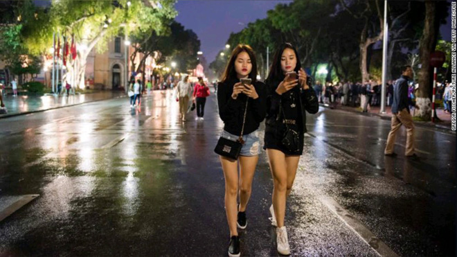 Điện thoại thông minh được sử dụng rất phổ biến tại Việt Nam (ảnh: CNN)