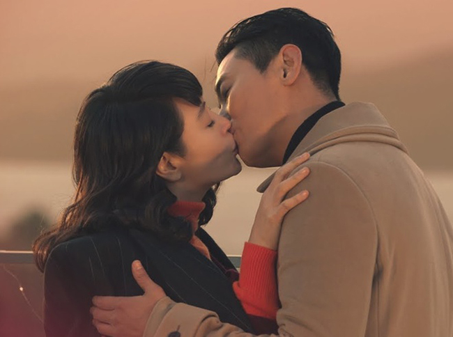 Cảnh hôn với trai trẻ Joo Ji Hoon trong phim Hyena khiến người xem cũng thấy xốn xang, đủ thấy trình diễn của chị đại Kim Hye Soo chuẩn tới mức nào.