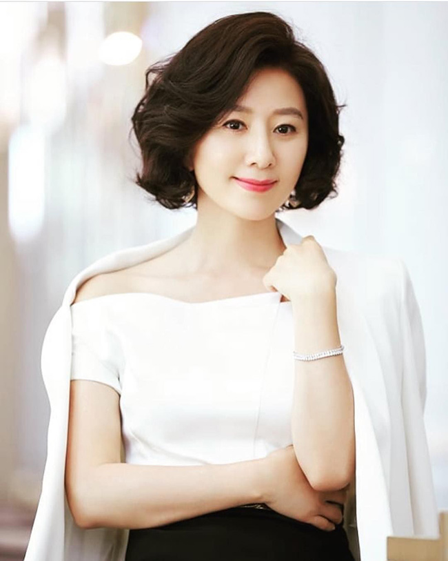 "Chị đại không ngại cảnh nóng" có thể là biệt danh dành cho Kim Hee Ae.