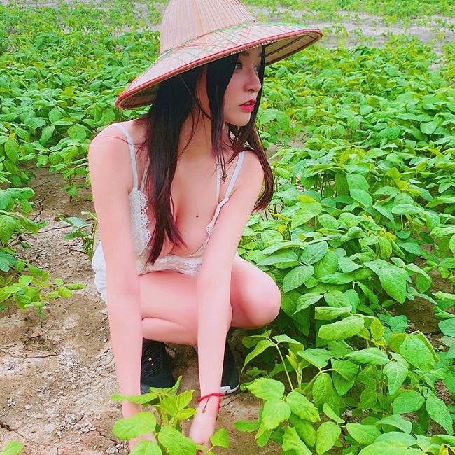 Một người mẫu khác của công ty JKF, cũng đến từ Đài Loan, tên Angela Kuo gây chú ý không kém chân dài họ Lin. Trong bộ ảnh mới nhất, cô khiến nhiều người ngỡ ngàng khi hóa thân thành "cô nông dân trồng đỗ".