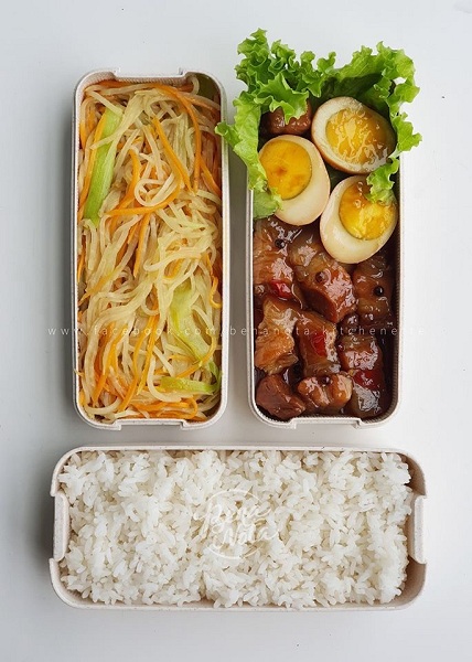 &nbsp;Một trong những suất cơm hộp đẹp mê li được chị Ngọc chuẩn bị cho chồng mang đi làm.