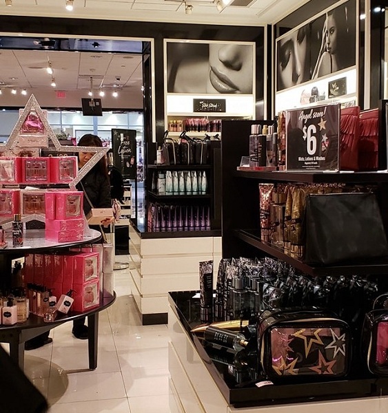 Cắt giảm việc mua sắm những món đồ hàng hiệu đắt tiền cũng là phương án được các chị em áp dụng.