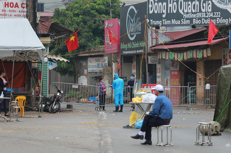 Lực lượng chức năng túc trực tại các chốt kiểm soát thôn Hạ Lôi (Mê Linh, Hà Nội). Ảnh: Hồng Phú