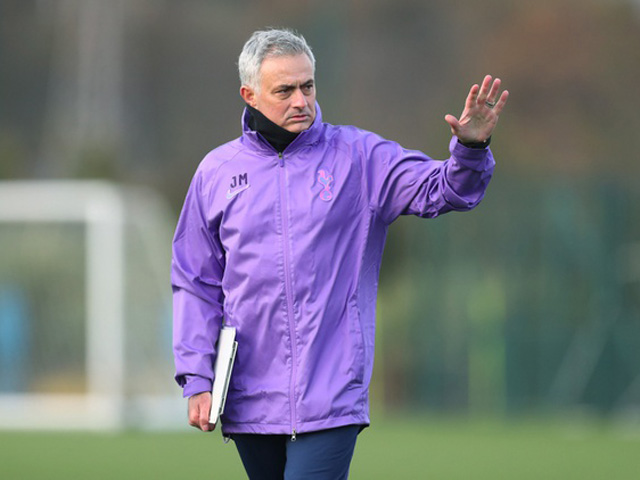Bóng đá - Thầy trò Mourinho liều "vượt rào" tập luyện, bị chỉ trích dữ dội