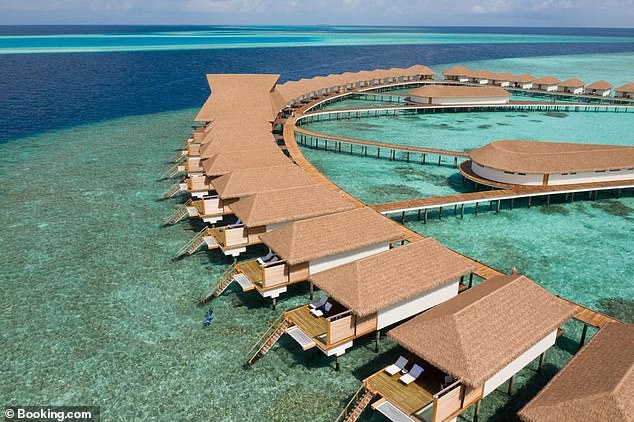 Cặp đôi mới cưới &#34;mắc kẹt&#34; khu nghỉ dưỡng xa xỉ ở Maldives - 4