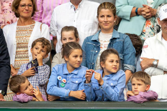 Hai người trông trẻ lâu năm nhà Federer bất ngờ bỏ việc không rõ lí do