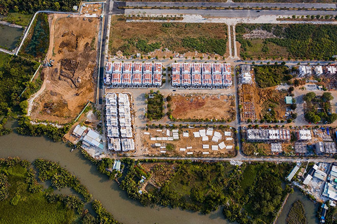 Tại dự án có hồ, công viên và rất nhiều cây xanh lớn mang lại cảm giác thư giãn và bầu không khí trong lành.