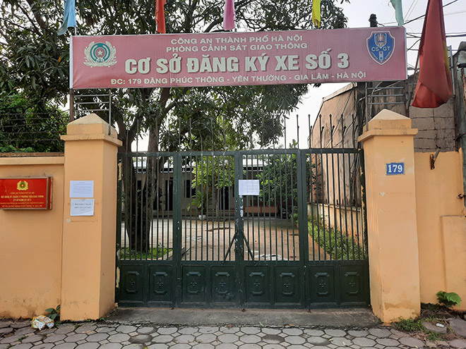Cơ sở đăng ký xe số 3 của Phòng CSGT Hà Nội dán thông báo ngừng hoạt động từ ngày 2 - 15/4/2020 theo chỉ thị 16 của Chính phủ. Ảnh: Lam Anh