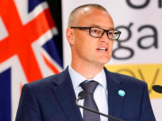Thế giới - Đưa cả nhà đi biển giữa lúc phong tỏa, Bộ trưởng Y tế New Zealand lãnh hậu quả