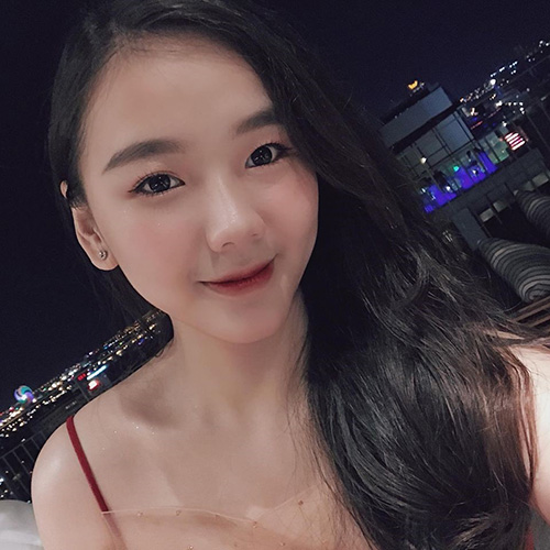 Da trắng, mặt trái xoan, tóc đen dài chuẩn con gái Việt Nam