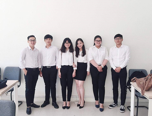 Buổi học Giao Tiếp Kinh Doanh tại ĐH Kinh tế Đà Nẵng của cô nàng chia sẻ trên Facebook