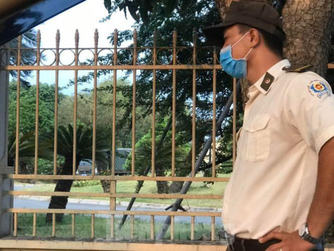 Các tường rào công ty đều có người canh, cản trở báo chí tác nghiệp