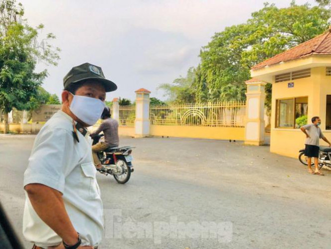 Cổng trụ sở TCT Bình Dương đóng, bảo vệ ngăn không cho báo chí tác nghiệp