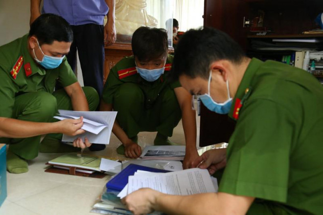 Cơ quan điều tra khám xét nơi ở và nơi làm việc của 3 lãnh đạo công ty 3-2. Ảnh: Công an cung cấp