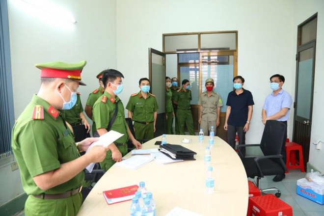 Cơ quan điều tra đọc quyết định khởi tố bị can đối với ông Huỳnh Thanh Hải (ngoài cùng bên phải). Ảnh: CACC