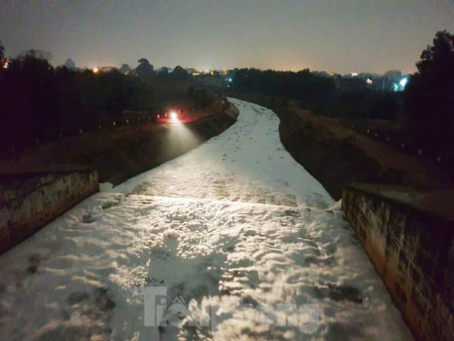 Kỳ lạ: "Tuyết" phủ trắng suối ở Bình Dương sau cơn mưa lớn - 5