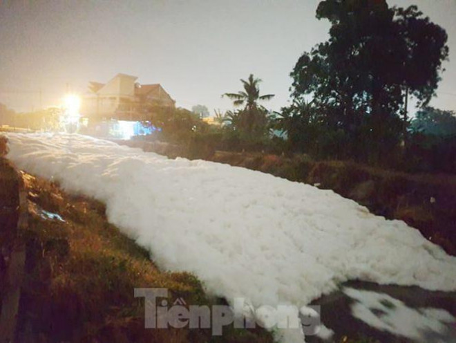 Kỳ lạ: "Tuyết" phủ trắng suối ở Bình Dương sau cơn mưa lớn - 3