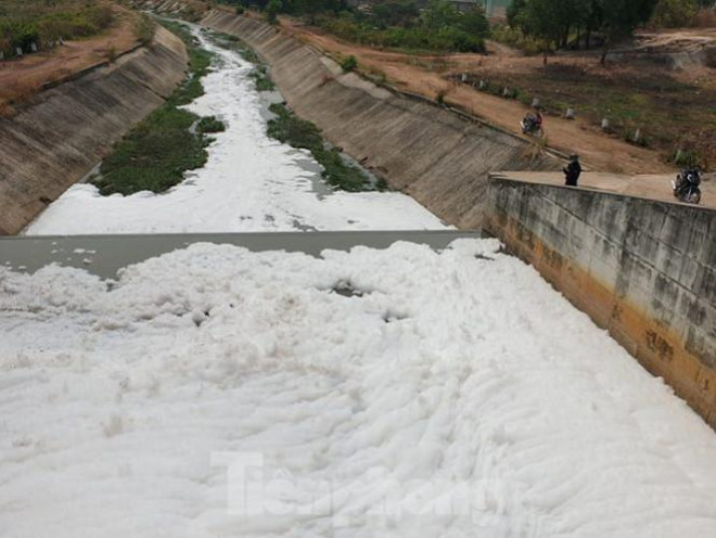 Nguồn nước chảy qua khu dân cư gần cụm công nghiệp 