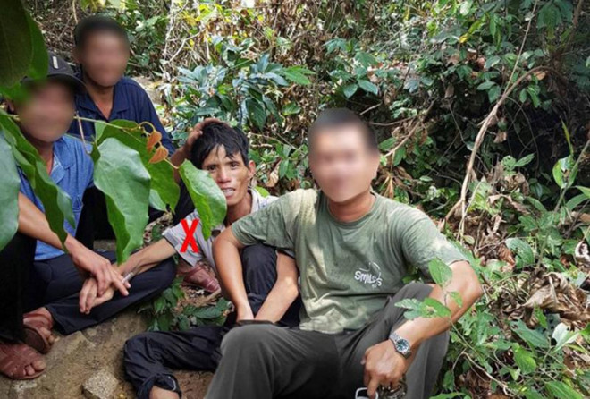 Nhóm thợ rừng giữ chân nghi phạm Trần Ngọc Hoàng (đánh dấu X) rồi hỗ trợ công an bắt giữ. Ảnh: CACC&nbsp;