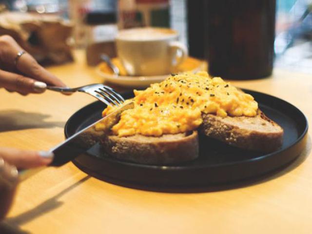 Ẩm thực - Siêu đầu bếp Gordon Ramsay chia sẻ 6 sai lầm hàng đầu khi làm trứng chiên