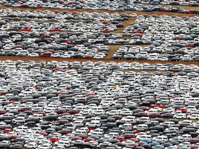 Hình ảnh ghi lại ở Maui, Hawaii - nơi các công ty cho thuê xe đỗ hàng ngàn chiếc ô tô khi không có khách thuê.