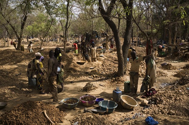 Không ít người dân Mali thử vận may với cách khai thác vàng thủ công để hi vọng đổi đời.