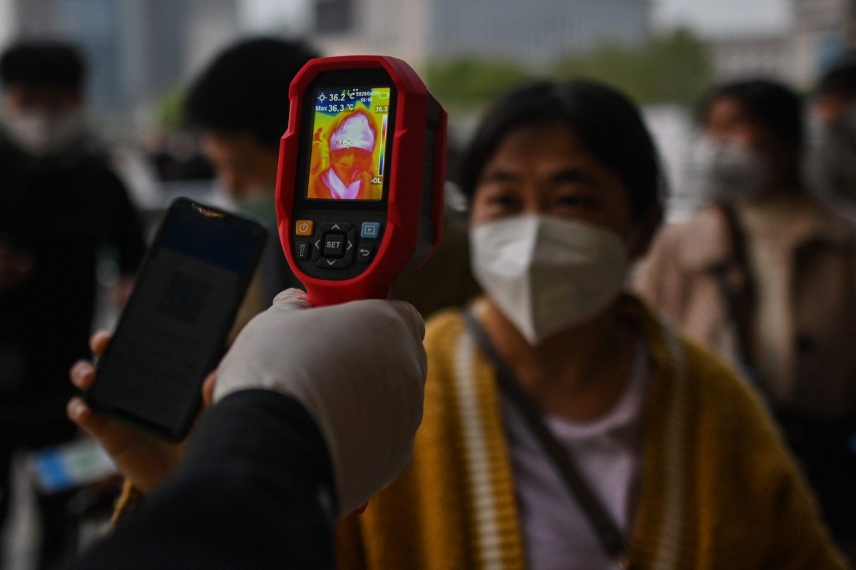 Người dân Trung Quốc ra ngoài sẽ bị kiểm tra thân nhiệt và phải có xác thực về tình trạng sức khỏe.
