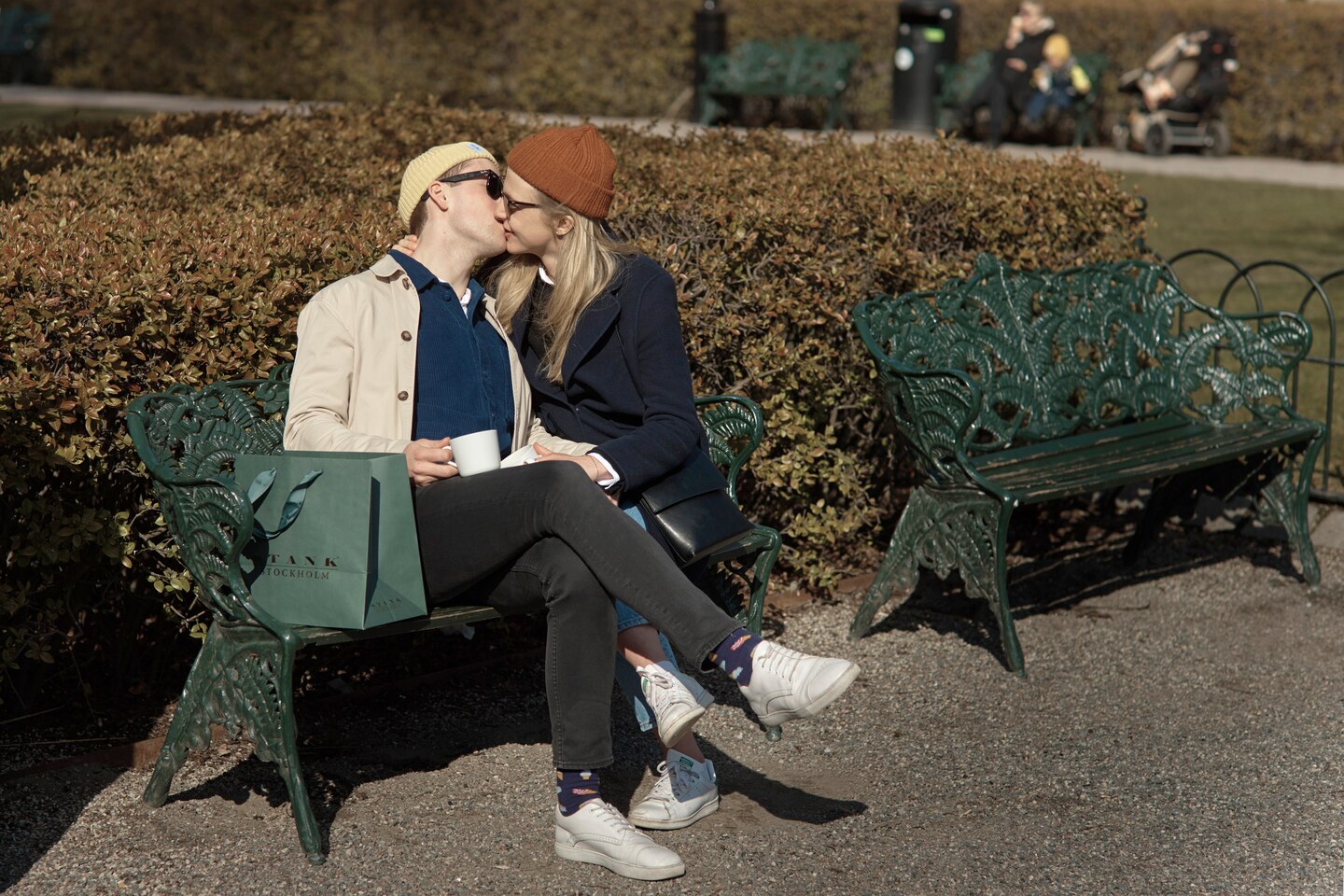 Một cặp đôi hôn nhau trong công viên ở thủ đô Stockholm, Thụy Điển hôm 4/4. Ảnh: AP