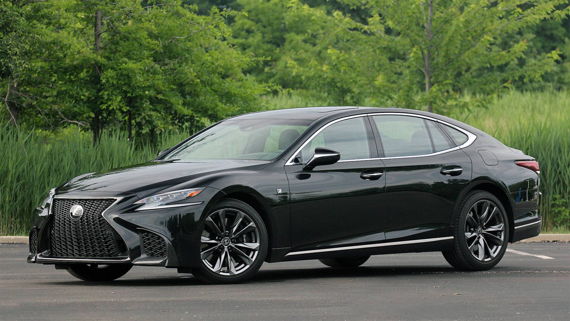 Mẫu xe Lexus LS500 có giá tính lệ phí trước bạ mới là 6,4 tỉ đồng.