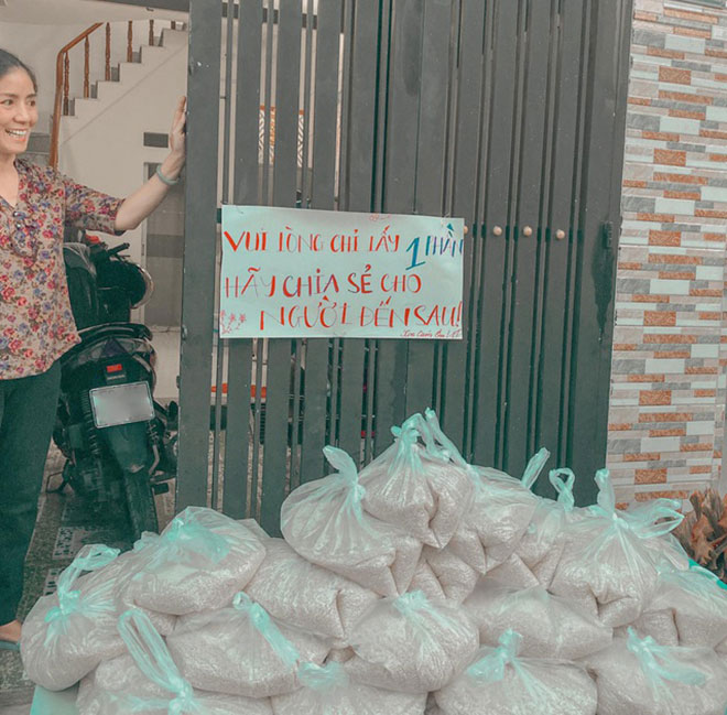 Gia đình Ngọc Trân đã quyên góp 1,3 tấn gạo cho người nghèo ở Sài Gòn.