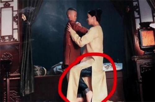 Thánh soi “sạn” phim: Đát Kỷ mặc quần tất, thái giám đeo tai nghe - 8