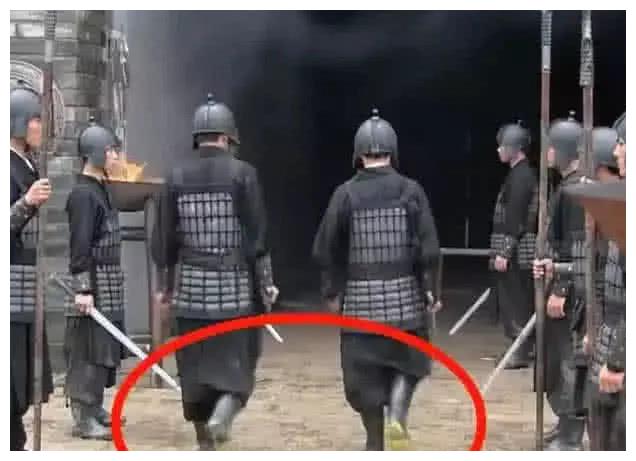 Thánh soi “sạn” phim: Đát Kỷ mặc quần tất, thái giám đeo tai nghe - 2